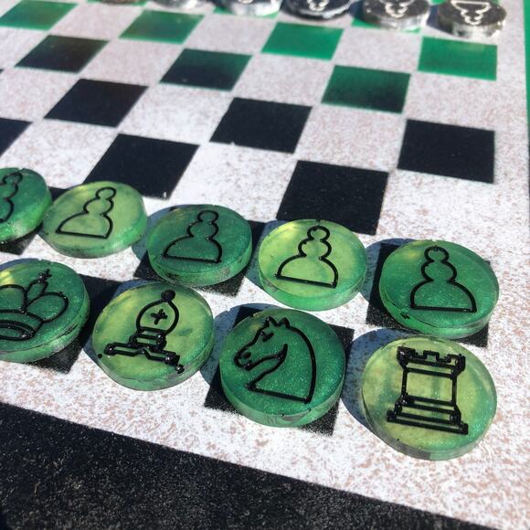 Chess Set - Green Black & White - Picture 6 of 10